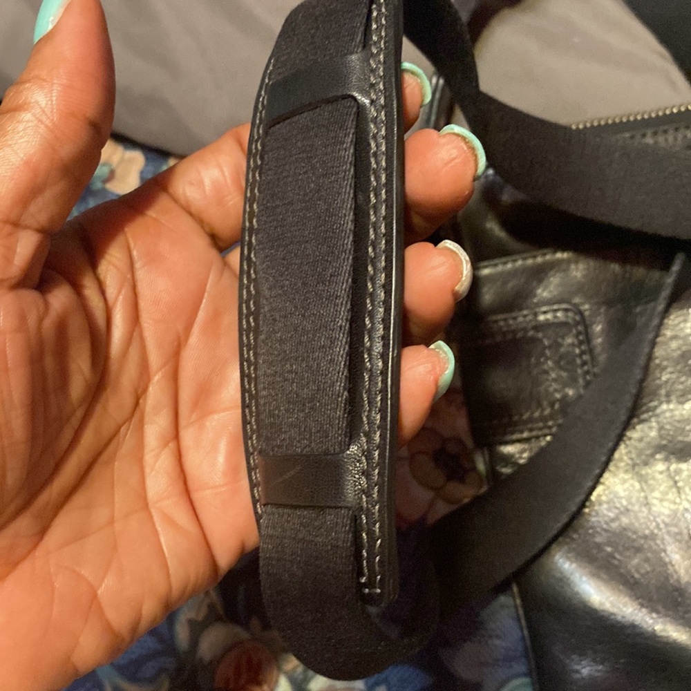 Authentic Black Coach Crossbody - R - Picture 4 of 5